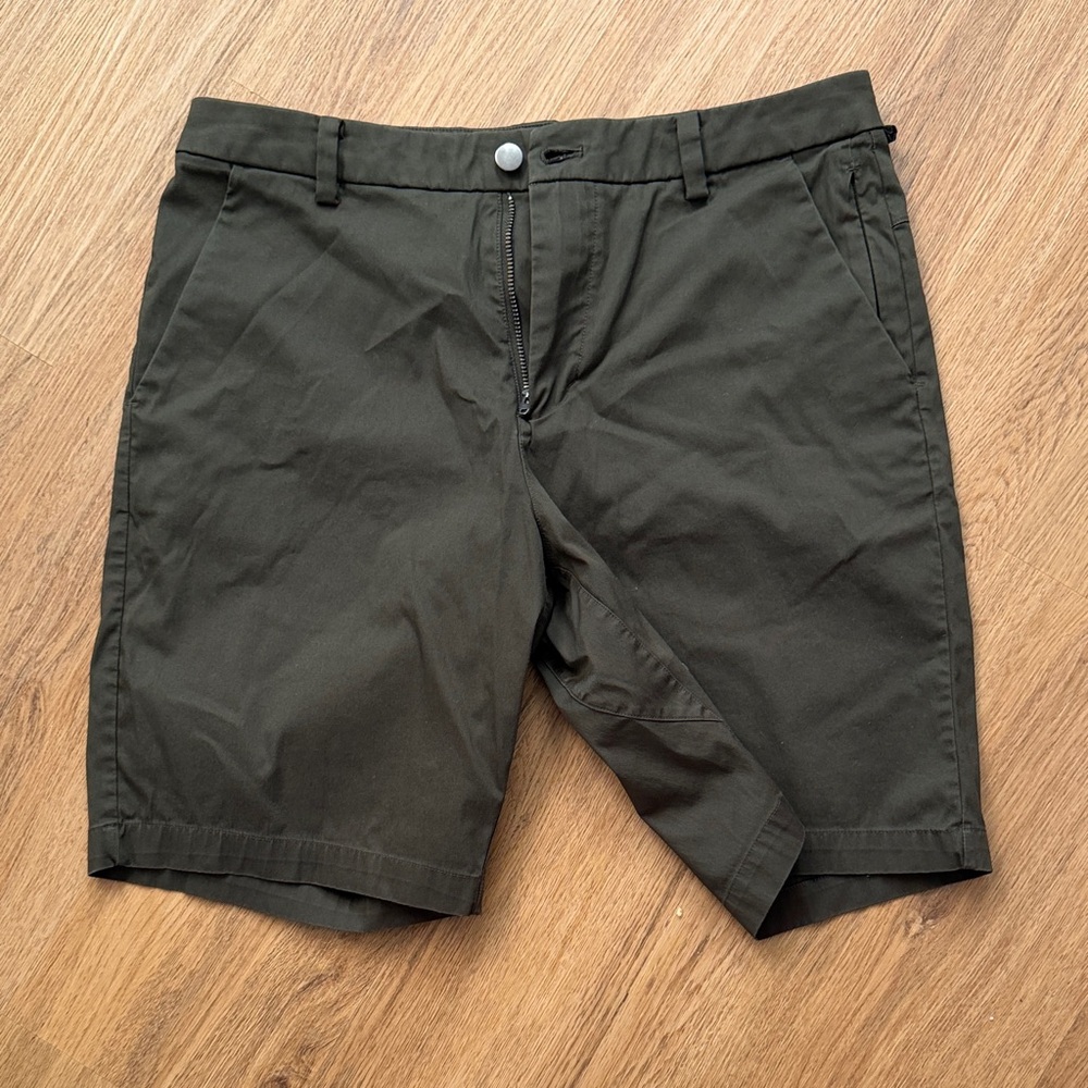 lululemon athletica Men’s Dark Green Flat Front Shorts - size 30